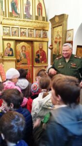 Ростислав Иванович рассказал ребятам о том, что в Училище стало больше воцерковленных воспитанников. Полковник отметил, что православные суворовцы отличаются примерным поведением и серьезным отношением к учебе.