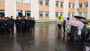 Дальше мы пошли смотреть, как живут суворовцы, и у входа в казарму встретили один из четырех взводов 1-ой роты. 