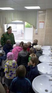 Ростислав Иванович показал нам все жилые помещения роты. В том числе и ванную комнату. 