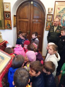 Сначала мы посетили храм Суворовского училища. Он освящен в честь благоверного князя Вячеслава Чешского. В храме с нами за кратким молебном молился начальник училища генерал-майор Касьянов Александр Михайлович.