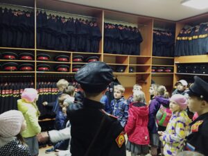 Каптёрка (кладовая) роты, где хранится форма, обувь и головные уборы на все сезоны.