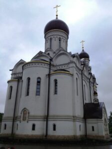 После Суворовского училища мы поехали в храм прп. Серафима Саровского в Раеве, где служит настоятелем отец Алексей, папа нашего первоклассника Коли Яковлева.